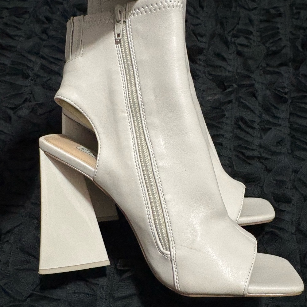 Steve Madden Transfer Women’s Peep Toe Geometric Heel Cut Out Ankle Bootie Sz. 9